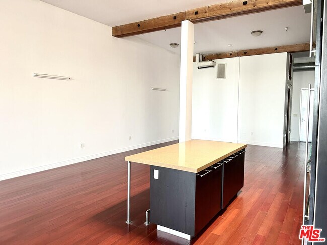 Building Photo - 652 Mateo St