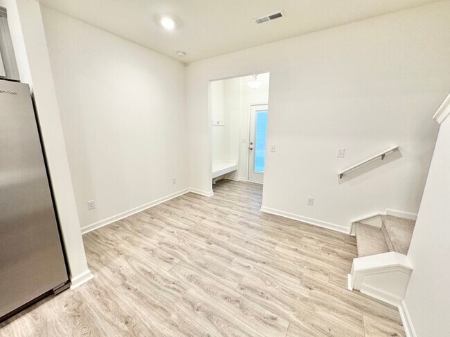 Building Photo - Two bedroom 2 1/2 bath Minutes from downtown Mooresville - Move In Special