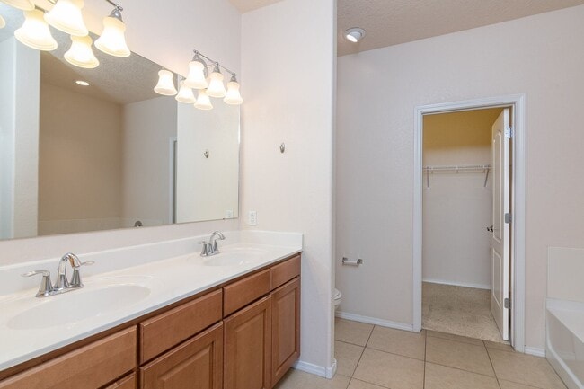 Building Photo - End Unit Townhouse Available Now!
