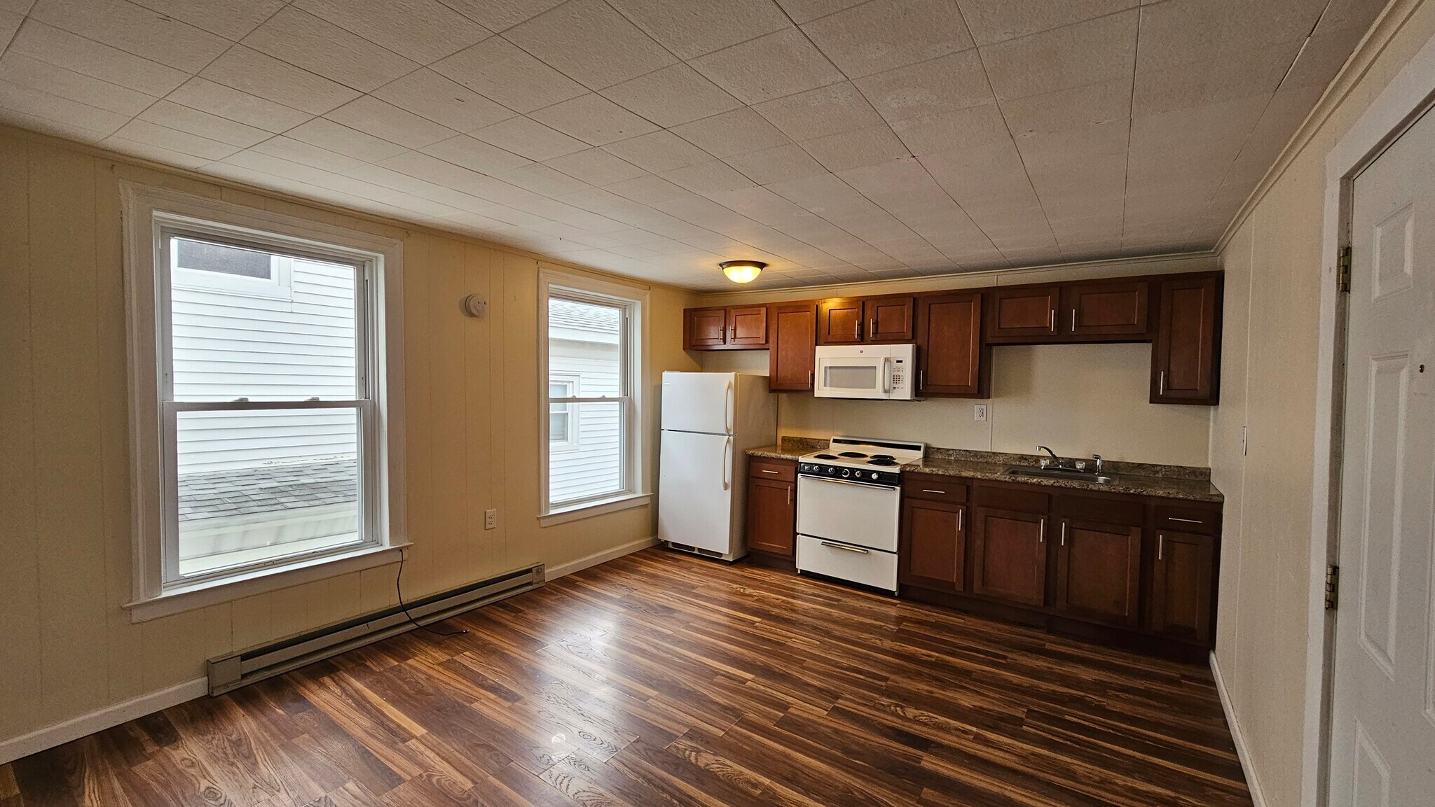 Building Photo - 160 E 2nd St