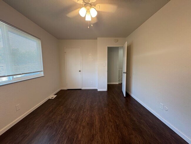 Building Photo - Charming Two Bedroom Condo