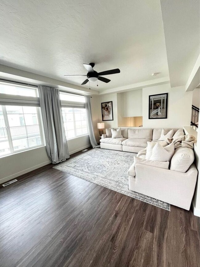 Building Photo - Lovely home for rent in Saratoga Springs.  (Pet Friendly)