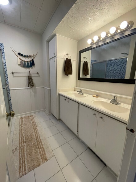 Building Photo - 3609 Pine Knoll Dr