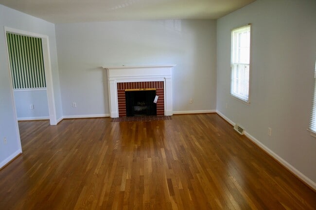 Building Photo - Lansdowne home with easy access to Nicholasville Rd  260602