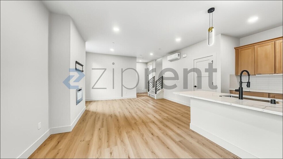 Building Photo - Unit
