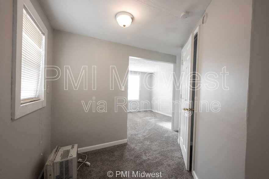 Building Photo - 2011 Applegate St