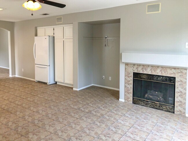 Building Photo - 3 Bedroom Home in the Desirable Paloma Del...