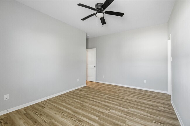 Building Photo - 205 N Bay