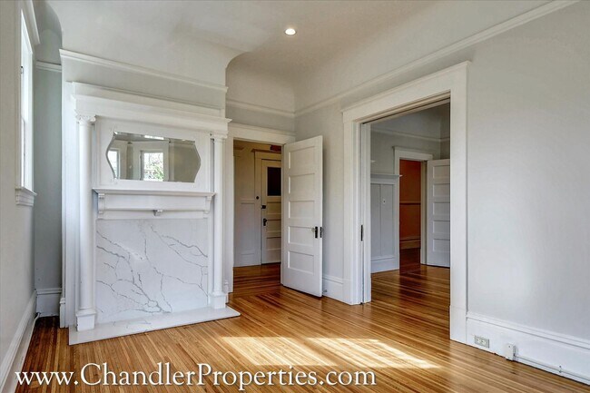 Building Photo - Bright & Sunny 2 Bedroom Flat with On-Site Laundry | Small Bonus Space