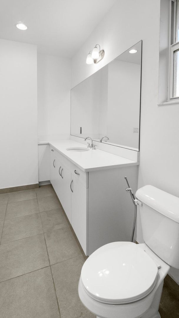 Building Photo - 6919 Pines Cir