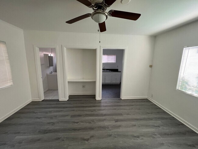 Building Photo - 5223 De Longpre Ave
