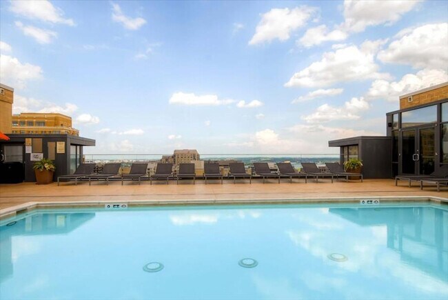 Building Photo - 1405 S Fern St