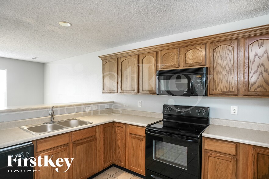 Building Photo - 1451 Round Lake Rd