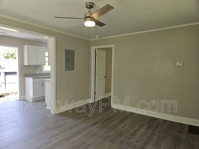 Building Photo - 302 Crystal Lake Dr