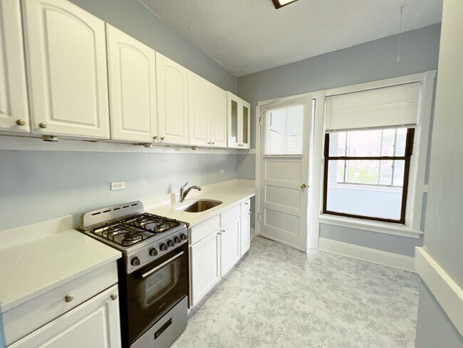 Building Photo - 817 W Belle Plaine Ave