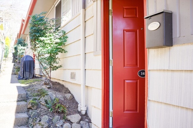 Building Photo - John's Landing 2Bdr w/Hardwoods, W&D, DW + Garage Parking!