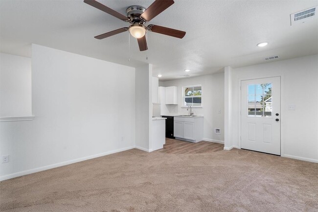 Building Photo - 2002 W 2nd St