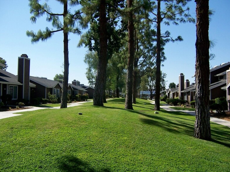Interior Photo - Laurelglen Square