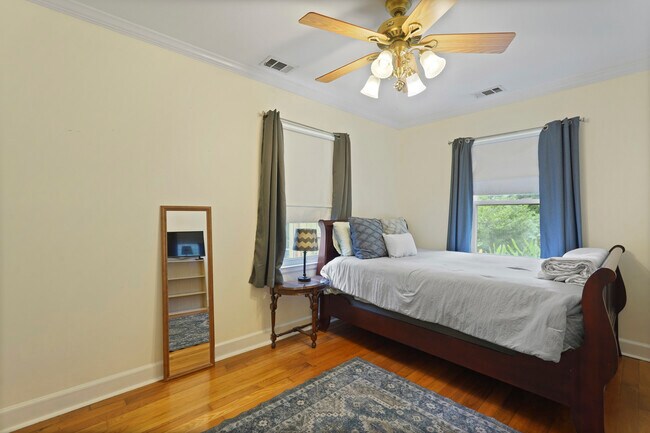 Building Photo - Charming Ardsley Park Bungalow Fully Furni...