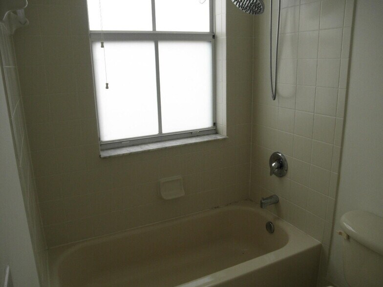Building Photo - 2147 Shoma Dr
