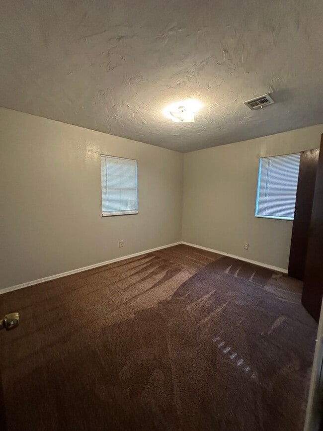 Building Photo - 3 Bed, 1 1/2 Bath, 1 Car Garage