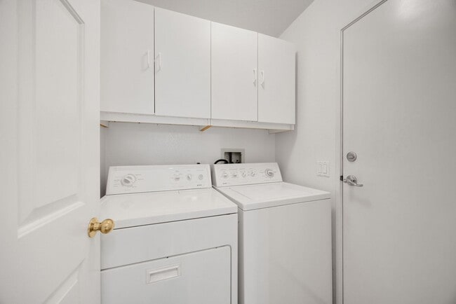 Building Photo - Adorable 2 Story 3 Bed 3 Bath Condo Gated Community