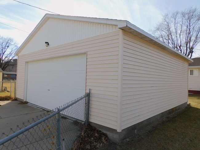 Building Photo - 3 Bedrooms, 2 baths, near schools and shopping