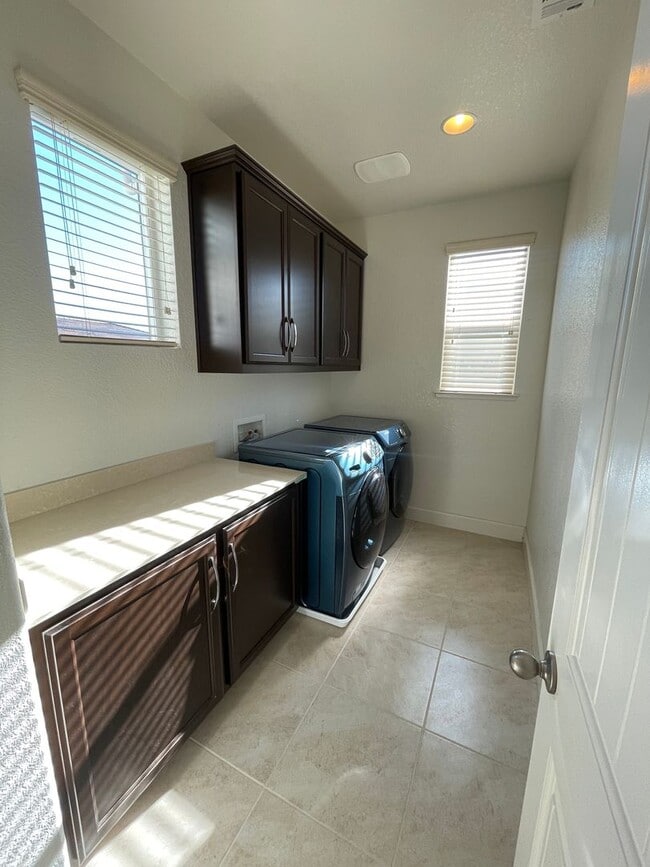 Building Photo - 2024 Newcastle Dr