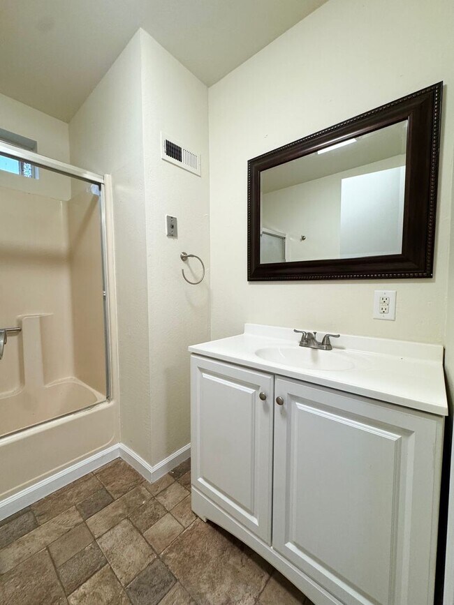 Building Photo - Spacious Country Home w/ HUGE SHOP!