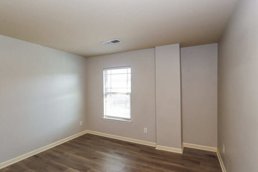 Building Photo - 260 Stillwood Dr