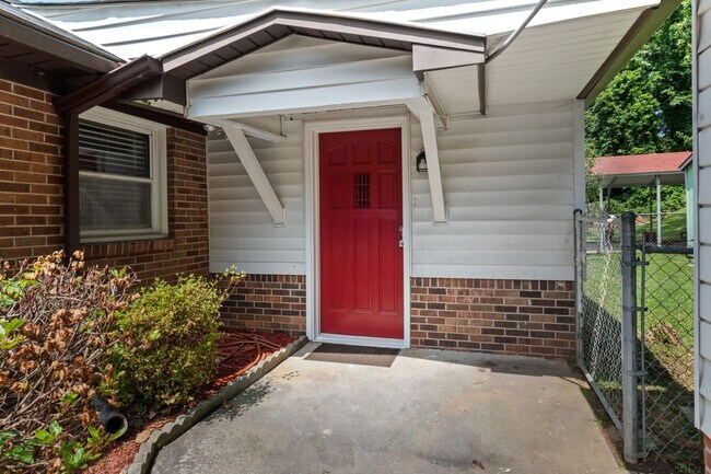 Building Photo - Introducing a newly renovated 3 bedroom, 2...