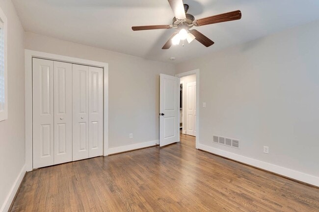 Building Photo - Cute & Private 3BR Home Ready for Move-In