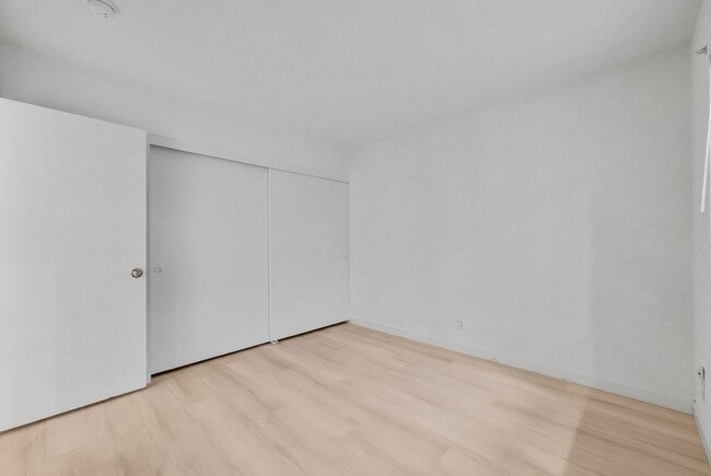 Building Photo - "Rare Single-Story Remodel: Modern 3BR End-Unit in University Park