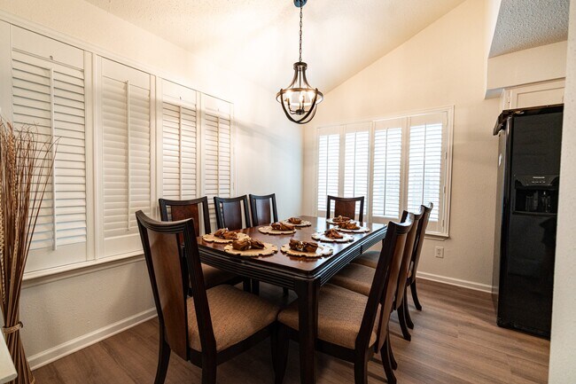 Building Photo - 3026 S Peach Hollow Cir