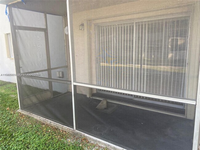 Building Photo - 335 W Laurel Dr