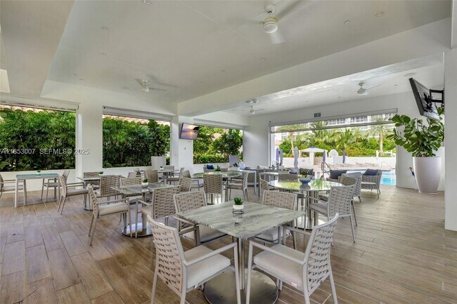 Building Photo - 2600 Island Blvd