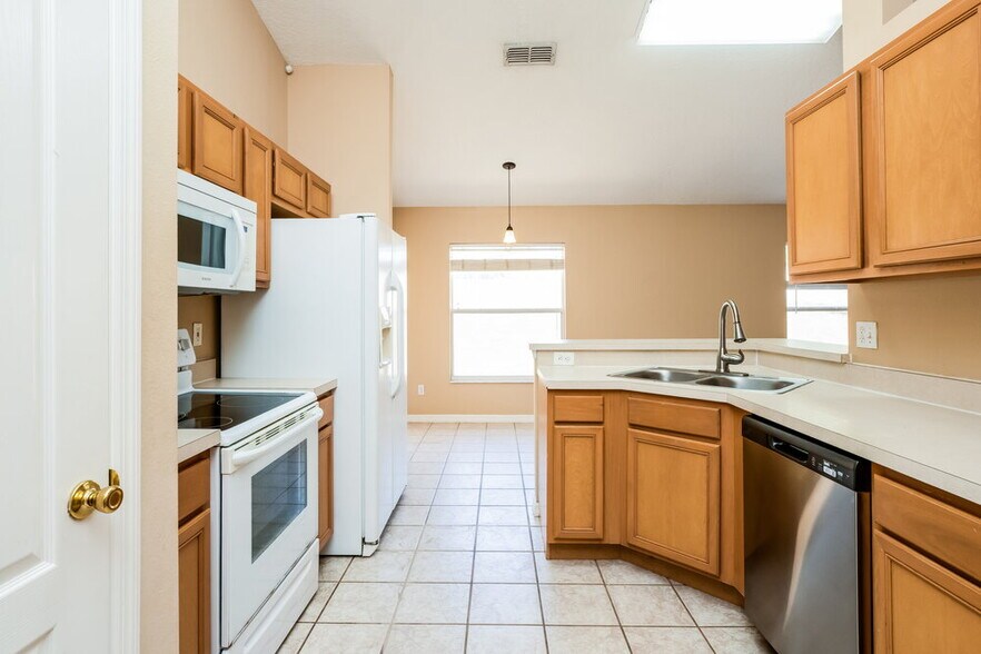 Building Photo - 10449 Lake Hasson Cir