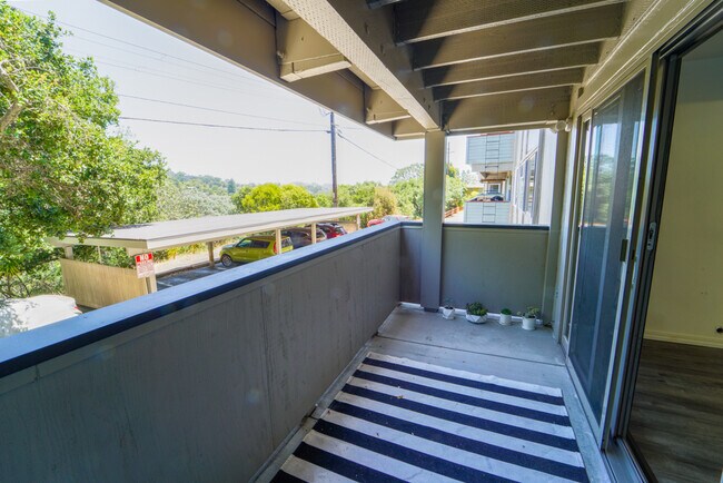 Building Photo - 320 Vía Casitas