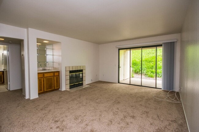 Building Photo - Spacious Dual-Master Condo!