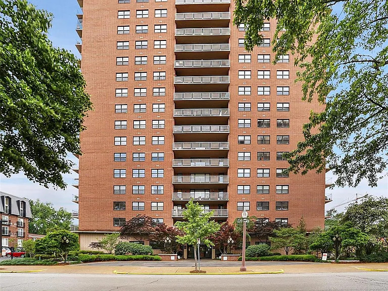 Building Photo - 4466 W Pine Blvd