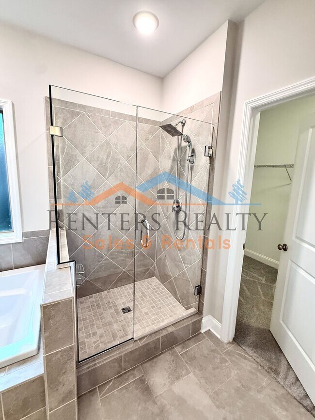 Building Photo - ? Beautiful Executive Home with 3-Car Garage + Incredible Outdoor Living ?