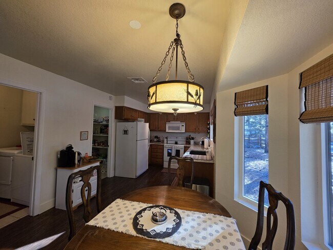 Building Photo - 7507 Tall Pine Dr