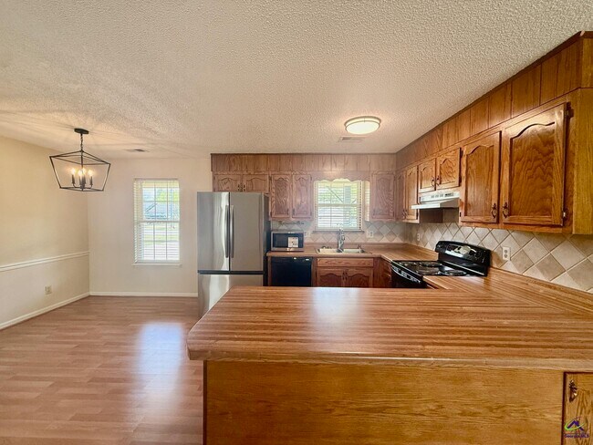 Building Photo - 104 Water Dr