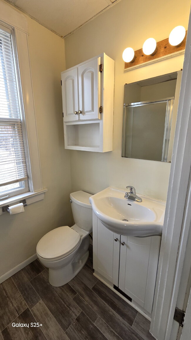 Building Photo - 6 Bed 2 bath FRESH PAINT - Single Family H...