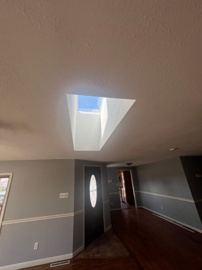 Building Photo - 3 bedrooms/2 bathrooms with detached 2 car...