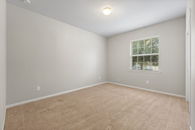 Building Photo - Spacious Home on Oversized Lot in Fort Ben...