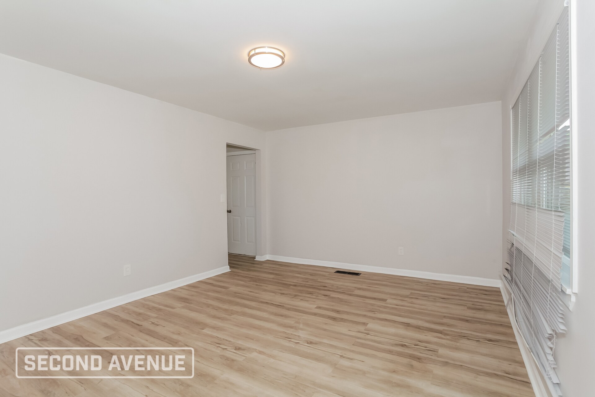 Building Photo - 2049 Roosevelt Ave