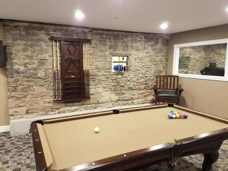 Pool/Ping Pong - 114 E University St