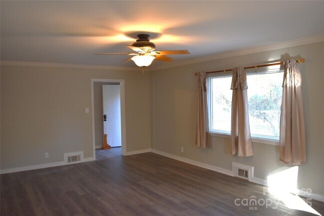 Building Photo - 320 W Stewart Ave