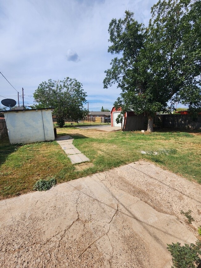 Building Photo - 3 bed 2 bath home, move in ready!